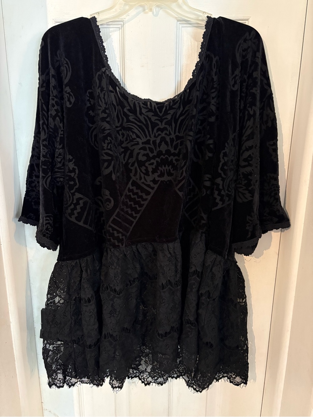 Free People | Fortune Teller
Velvet Lace Top